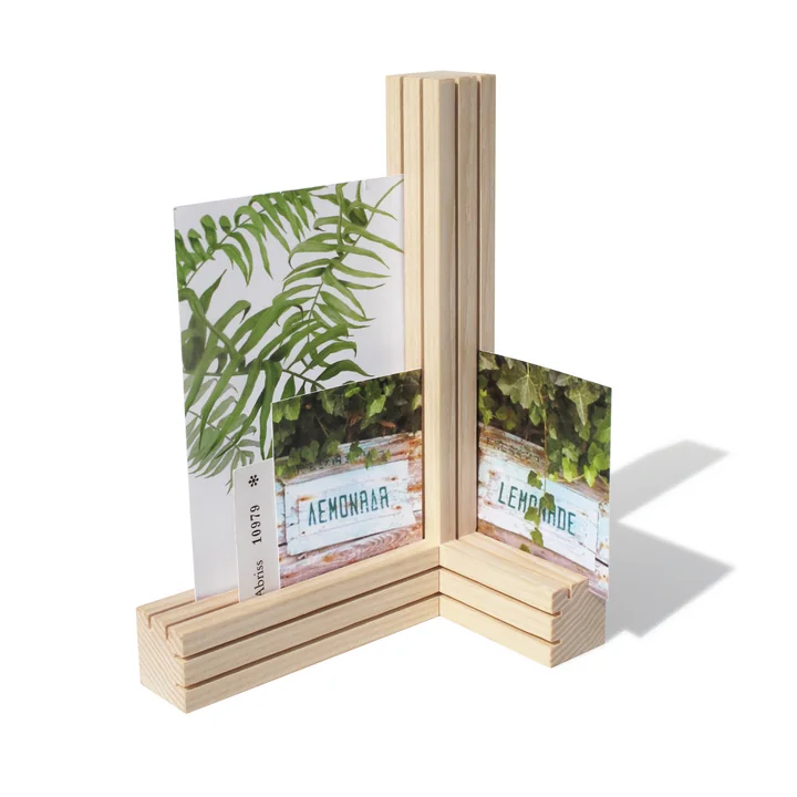 Der Tri Kartenhalter von side by side kann aufgestellt werden