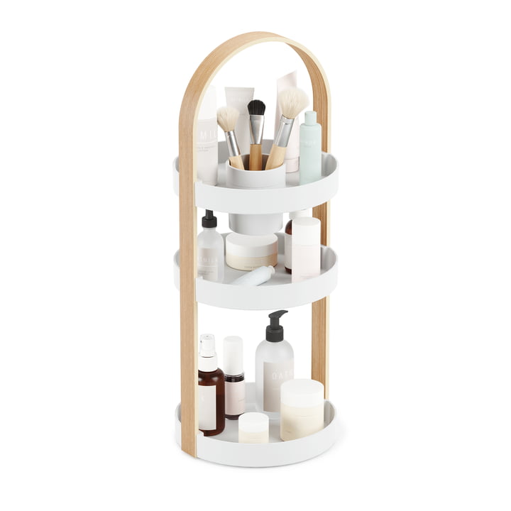 Der Bellwood Organizer von Umbra in weiss / natur mit Kosmetik-Produkten