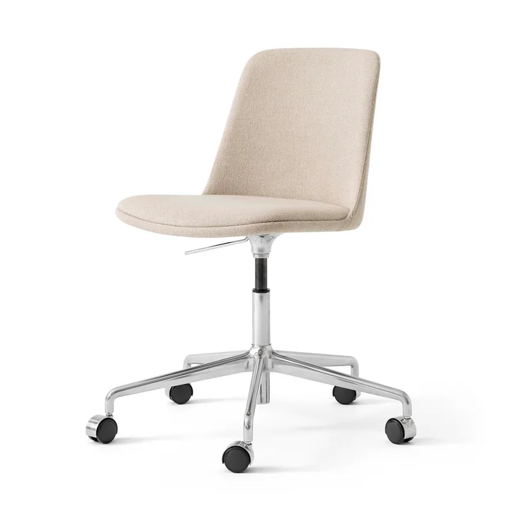 Der Rely HW31 Drehstuhl von &Tradition, sand / silber