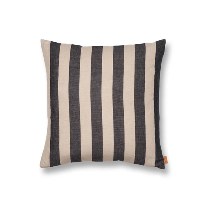 Grand Kissen 50 x 50 cm von Ferm Living in sand / schwarz