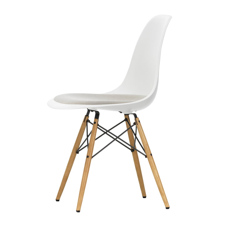 Eames Plastic Side Chair DSW mit Sitzpolster von Vitra in Esche honigfarben / weiss (Filzgleiter basic dark)