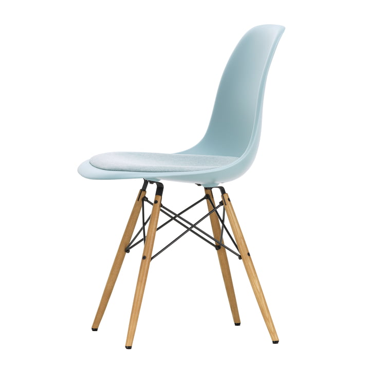Eames Plastic Side Chair DSW mit Sitzpolster von Vitra in Esche honigfarben / eisgrau (Filzgleiter basic dark)