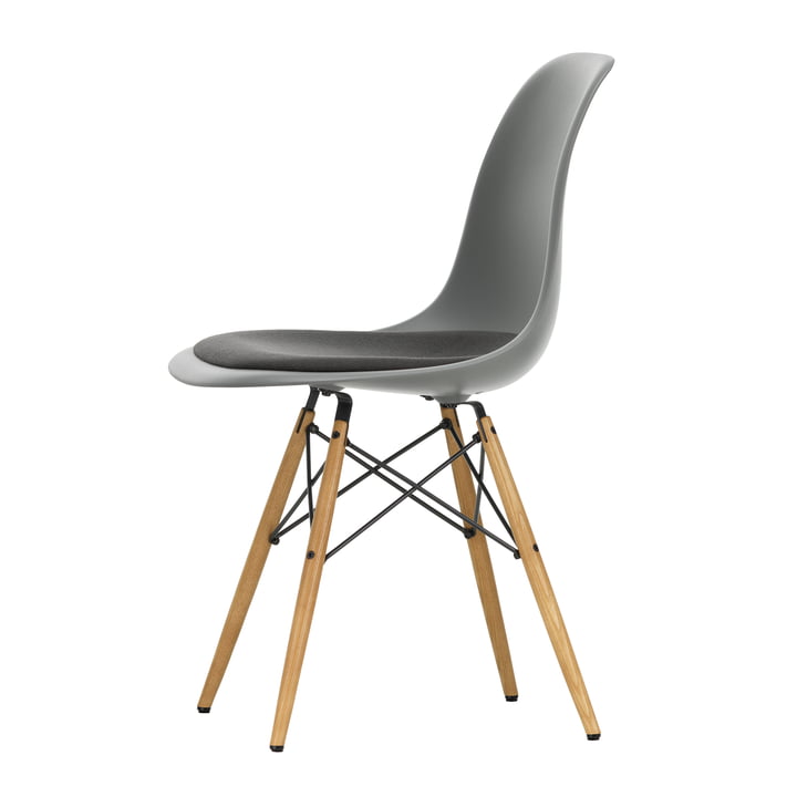 Eames Plastic Side Chair DSW mit Sitzpolster von Vitra in Esche honigfarben / granitgrau (Filzgleiter basic dark)