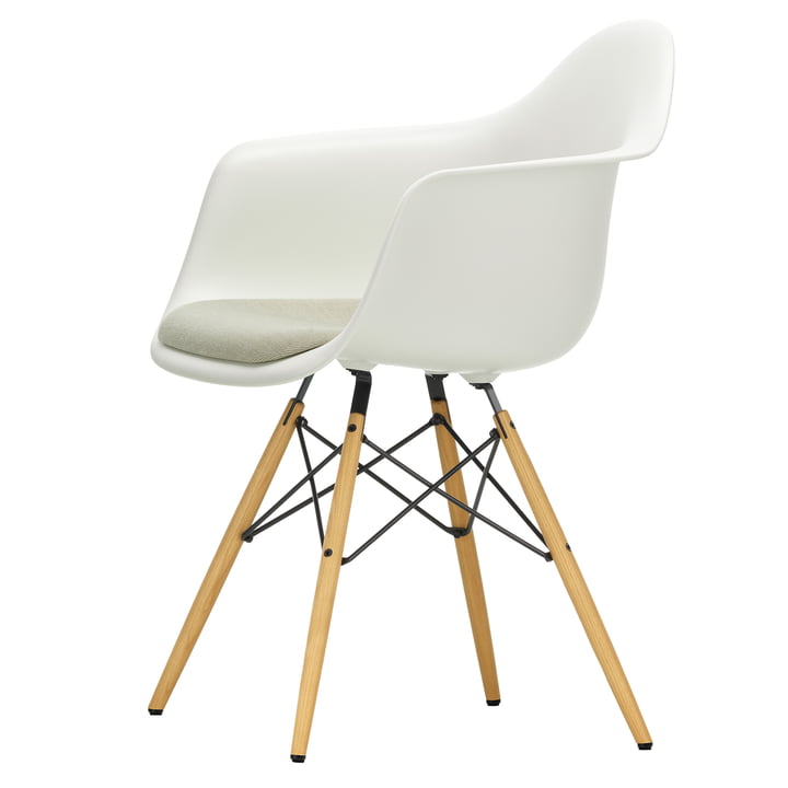 Eames Plastic Armchair DAW mit Sitzpolster von Vitra in Esche honigfarben / weiss (Filzgleiter basic dark)