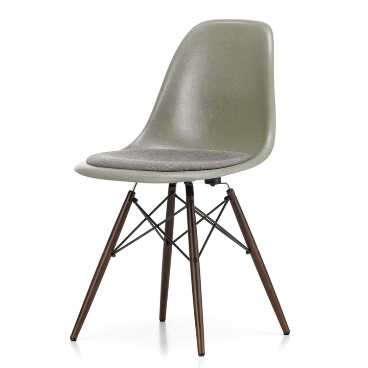 Eames Fiberglass Side Chair DSW mit Sitzpolster von Vitra in Ahorn dunkel / Eames raw umber / warmgrey/moorbraun 