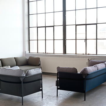 Can Sofa, 3-Sitzer und Sessel Gruppe von Hay zu einer Sitzecke arrangiert