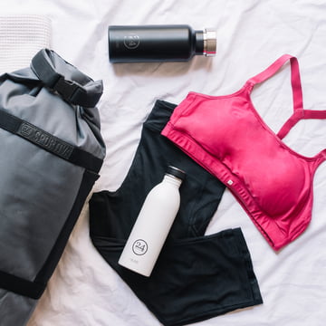 Die Thermo-Bottle mit einem Fassungsvermögen von 0.5 Litern in weiss und schwarz der Serie "Be urban be green" von 24Bottles