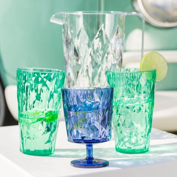 Gläser und Karaffe der Koziol Crystal Kollektion in verschiedenen Farben