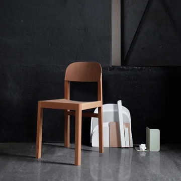 Der Workshop Chair von muuto in dunklem Raum