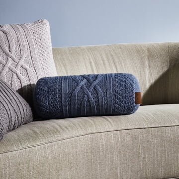 River Kissen von Juna auf dem Sofa in verschiedenen Varianten