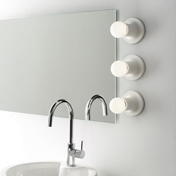 Punt Wand- und Deckenleuchte von Carpyen in weiss neben dem Spiegel