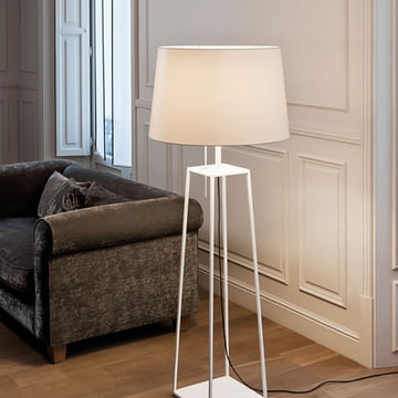 Tiffany 1 Stehleuchte von Carpyen in weiss im Wohnzimmer