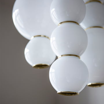 Pearls LED-Pendelleuchte von Formagenda in weiss / Gold