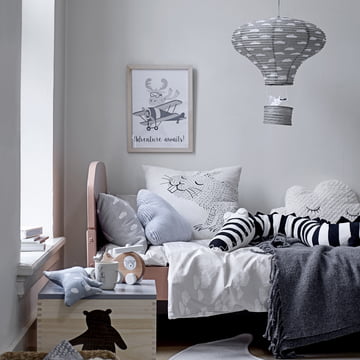 Krokodil Kuscheltier von Bloomingville, Ø 13 x L 190 cm in schwarz / weiss auf dem Bett