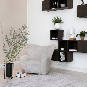 Kubus Vase Nolia, Frame Regalmodule und The Tired Man Sessel von by Lassen