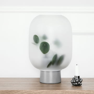 Nebl Vase large, Ø 24,5 x H 30 cm in grau von Gejst auf dem Tisch