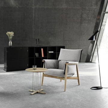 E021 Embrace Beistelltisch von Carl Hansen vor dem Embrace Chair