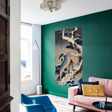 Kraniche am Ast einer verschneiten Kiefer von IXXI