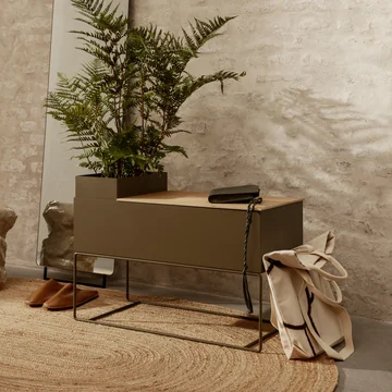 Die grosse Plant Box von Ferm Living mit einer Zimmerpalme und Alltagsgegenständen im Flur