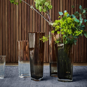 Die grossen Collect Vase von &Tradition in smoke mit grünen Gräsern auf einem blauen Untergrund