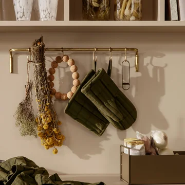 Ferm Living – Hale Ofenhandschuh, grün/schwarz