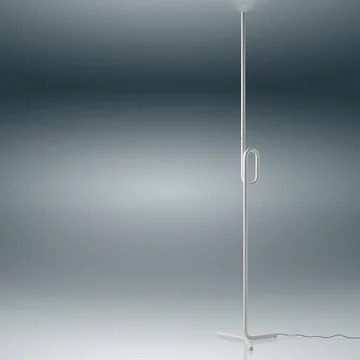 Die Tobia LED-Stehleuchte von Foscarini in weiss hat eine ausdrucksstarke Form