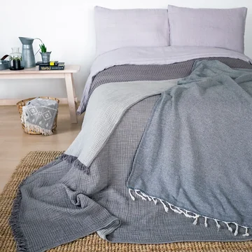 Die Cocoon Decke von Collection setzt Akzente auf dem Bett