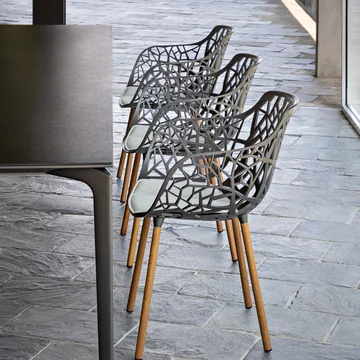 Stylischer Designerstuhl für den Aussenbereich