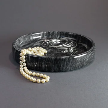 Das Marmortablett als Schmuckablage