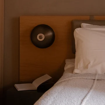 Audo - Reverse LED Wandleuchte, Ø 24 x H 15,5 cm, Messing brüniert / Travertin-Stein (fest verdrahtet)