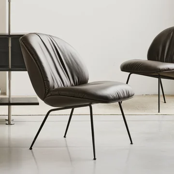 Gubi - Beetle Soft Lounge Chair, Vollpolsterung, schwarz matt / Coffee (Smooth Leder)