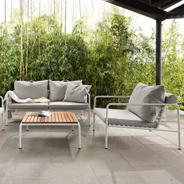 HOUE - AVON Sofa 2-Sitzer und Stuhl, muted white / ash mit AVON Tisch, Thermo-Esche / schwarz