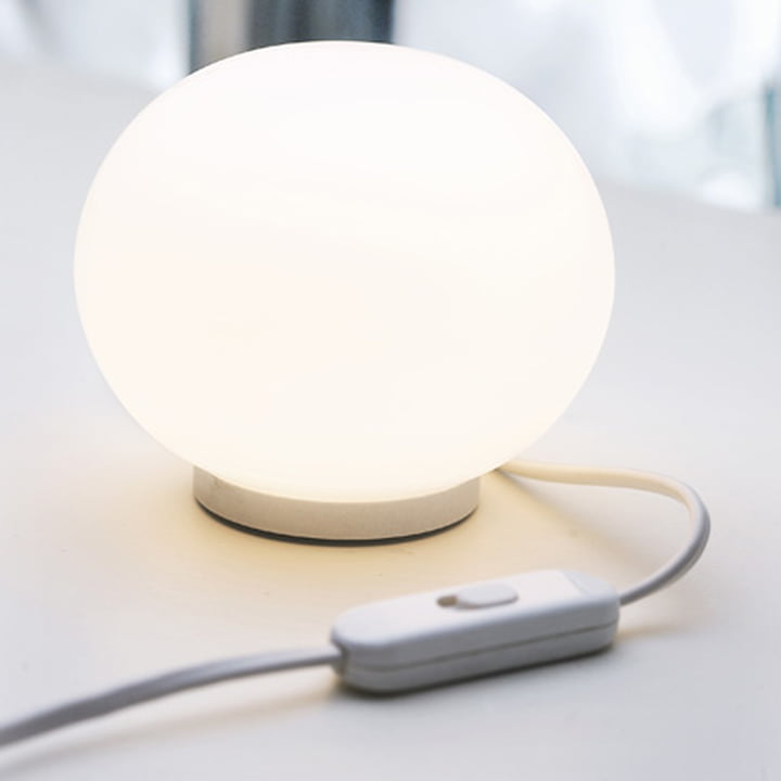 Zartes Licht mit der Mini Glo-Ball Tischlampe von Flos