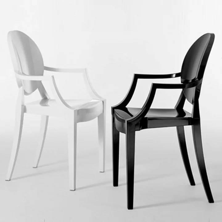 Der Louis Ghost von Kartell in weiss und schwarz ist unübertrefflich elegant