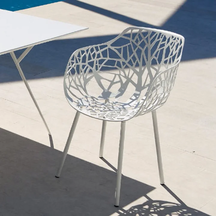 Forest Outdoor Armlehnstuhl von Fast in weiss