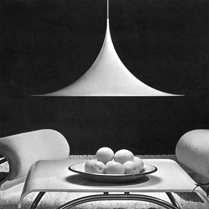 Semi Pendelleuchte von Gubi in Weiss über dem Couchtisch