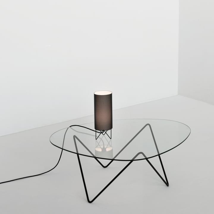 Ausgefeiltes Design, leichte Atmosphäre: Gubi Pedrera Couchtisch und Tischleuchte H2O