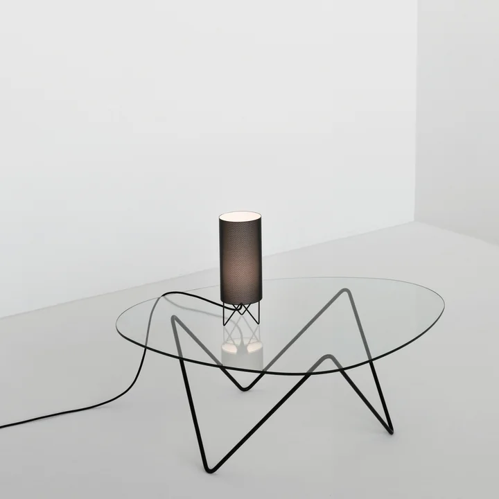 Ausgefeiltes Design, leichte Atmosphäre: Gubi Pedrera Couchtisch und Tischleuchte H2O