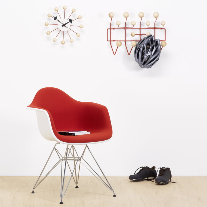 Eames Plastic Armchair DAR, Ball Clock und Hang it all Garderobe von Vitra