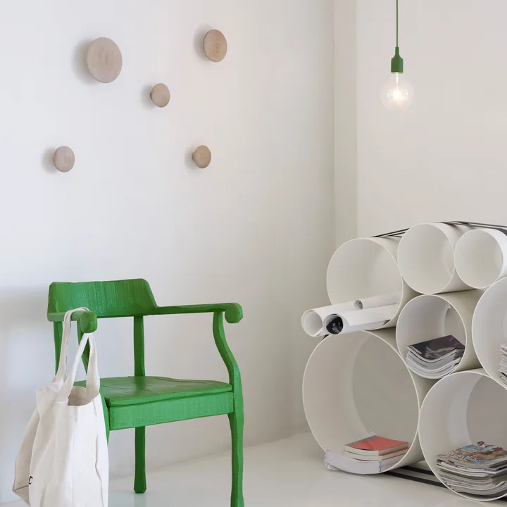 Stilsicheres Ambiente mit Muuto The Dots und OTO 100 Regalsystem