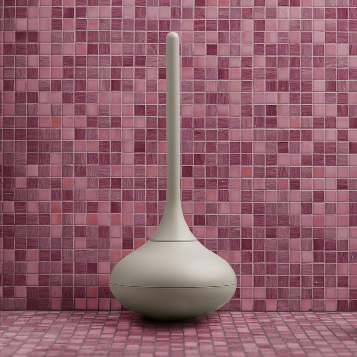 Die Ballo Toilettenbürste von Normann Copenhagen in grau vor rosa Fliesen