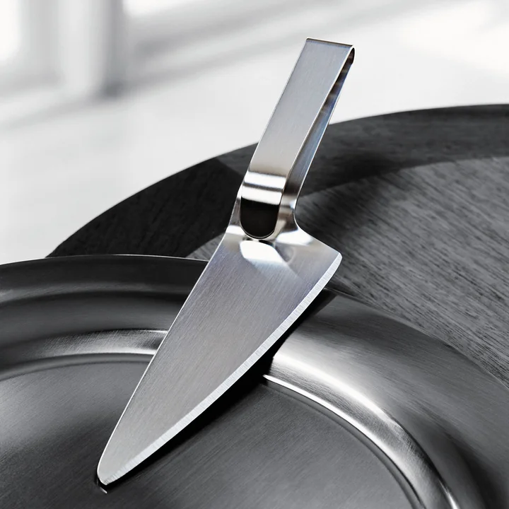 Das Tortenmesser/-heber von Stelton wurde von Erik Magnussen entworfen