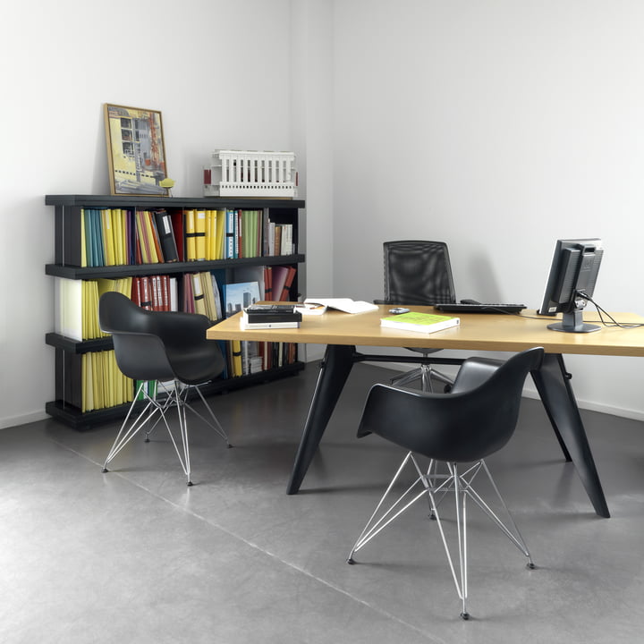 EM Table Esstisch und Eames Plastic Armchair DAR von Vitra