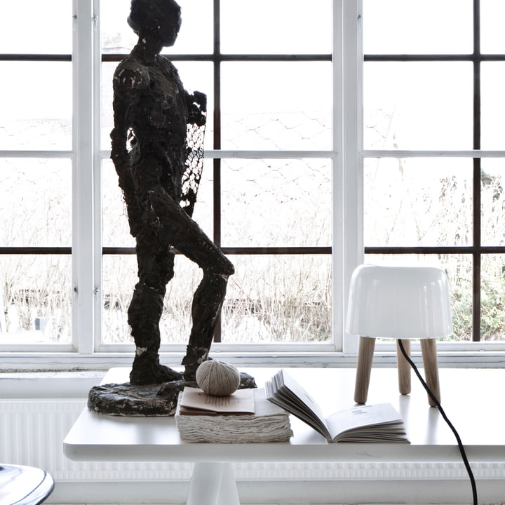 Milk Tischleuchte von &tradition mit schwarzem Kabel und Eichenholz Füssen