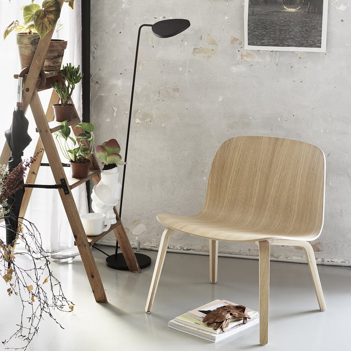 Visu Lounge Chair und Leaf Stehleuchte von Muuto