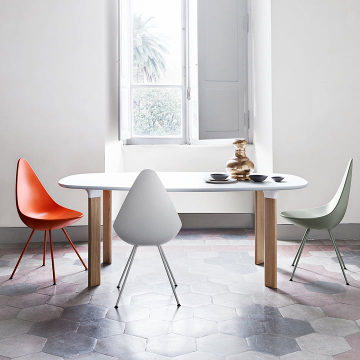 Drop Stuhl von Fritz Hansen in weiss mit Analog Tisch