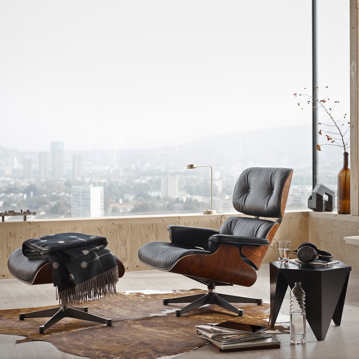 Lounge Chair & Ottoman von Vitra mit dem Prismatic Table