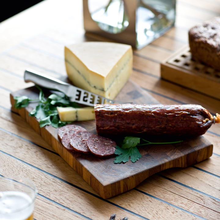 Das Schneidebrett von Skagerak aus Teakholz mit Wurst und Käse