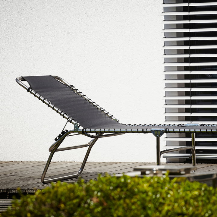 Amigo XXL Dreibeinliege schwarz von Fiam auf der Terrasse