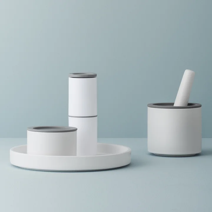 Funktionale Alltagshelfer in weiss-grau